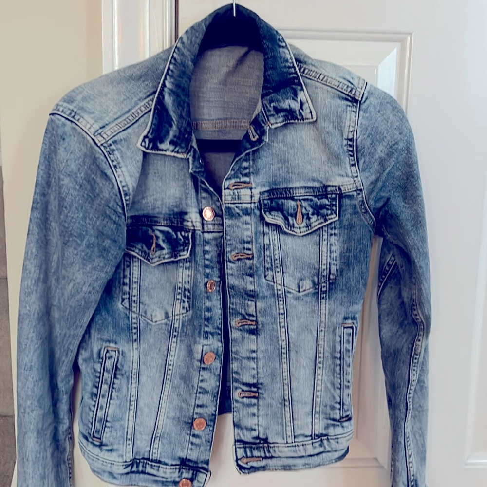 &Denim size 4, in great condition! Fits true to size.